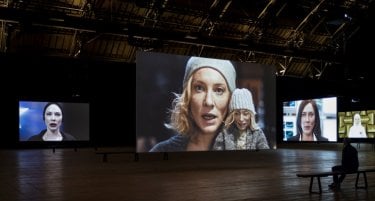 Manifesto: una foto della videoinstallazione