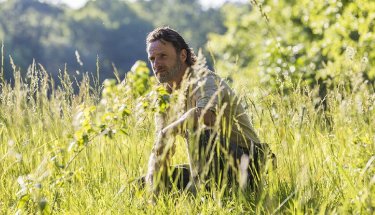 The Walking Dead: Andrew Lincoln in una scena dell'episodio Mercy