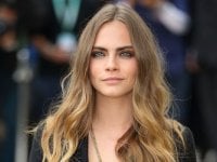 American Horror Story 12: Cara Delevingne irriconoscibile sul set in versione mora (FOTO)