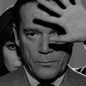Agente Lemmy Caution, missione Alphaville: Eddie Constantine e Anna Karina in una scena del film