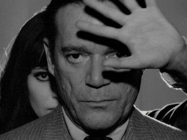 Agente Lemmy Caution, missione Alphaville: Eddie Constantine e Anna Karina in una scena del film