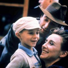 Nicoletta Braschi con Roberto Benigni e Giorgio Cantarini nel film La vita è bella