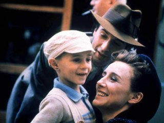 Nicoletta Braschi con Roberto Benigni e Giorgio Cantarini nel film La vita è bella