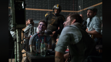 Justice League: Zack Snyder and the crew around a monitor