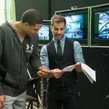 Justice League: Zack Snyder sul set insieme a Ray Fisher