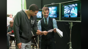 Justice League: Zack Snyder sul set insieme a Ray Fisher