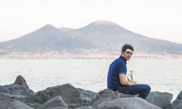 Sirene: Luca Argentero in una scena della serie