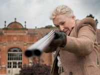 Mistero a Crooked House: Agatha Christie torna al cinema con Max Irons e Glenn Close