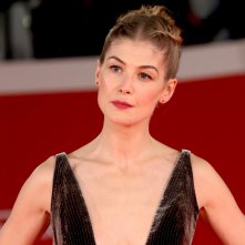 Roma 2017: la bellissima Rosamund Pike sul red carpet di apertura