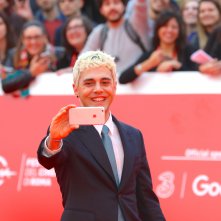 Roma 2017: Xavier Dolan scherza con i fotografi sul red carpet