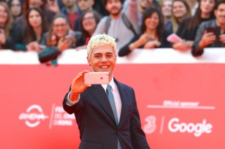 Roma 2017: Xavier Dolan scherza con i fotografi sul red carpet