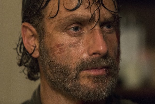 The Walking Dead: un primo piano di Andrew Lincoln nell'episodio The Damned