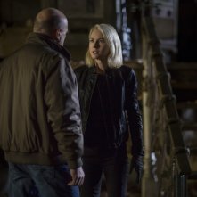 Il libro di Henry: Naomi Watts e Dean Norris in una scena del film