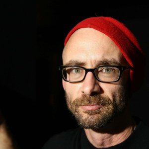 Una foto in primo piano che ritrae Chuck Palahniuk