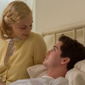 Sarah Gadon e Logan Lerman in una scena di Indignazione