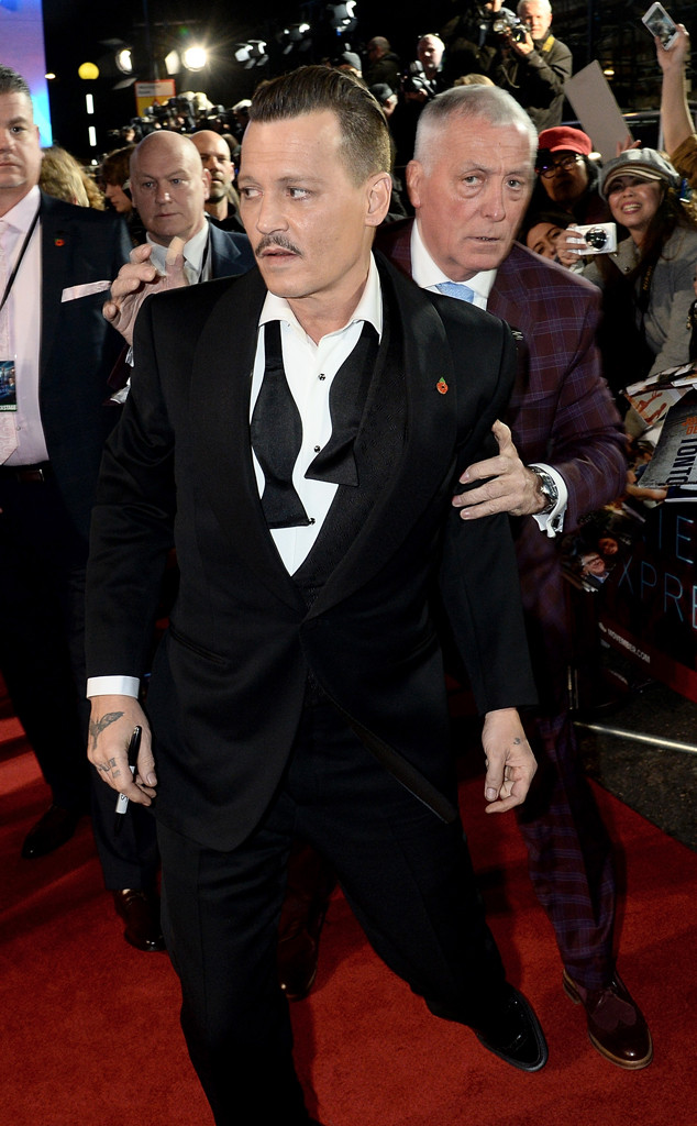 Johnny Depp sul red carpet di Murder on the Orient Express nel 2016