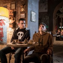 La profezia dell'armadillo: Simone Liberati e Pietro Castellitto in una scena del film