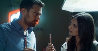 Lying and Stealing: primo sguardo a Theo James ed Emily Ratajkowski
