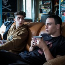 La profezia dell'Armadillo: una foto di Pietro Castellitto e Simone Liberati a colloquio sul divano