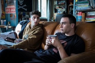La profezia dell'Armadillo: una foto di Pietro Castellitto e Simone Liberati a colloquio sul divano