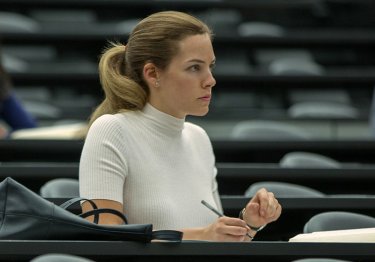 images/2017/11/07/the-girlfriend-experience-riley-keough-05.jpg