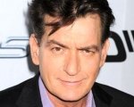 Charlie Sheen accusato di aver violentato Corey Haim quando aveva solo 13 anni