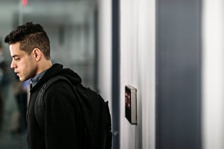 Mr. Robot: Rami Malek in una scena dell'episodio eps3.4_runtime-err0r.r00