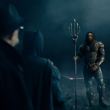 Justice League: Jason Momoa, Ben Affleck e J.K. Simmons in una scena del film