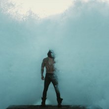 Justice League: Jason Momoa di spalle in una scena del film