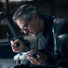 Justice League: Jeremy Irons in una scena del film