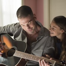 The Punisher: Nicolette Pierini e Jon Bernthal in una scena