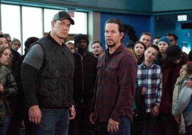 Daddy's Home 2: John Cena e Mark Wahlberg in una scena del film