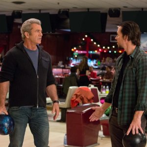 Daddy's Home 2: Mel Gibson e Mark Wahlberg in una scena del film