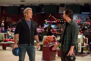 Daddy's Home 2: Mel Gibson e Mark Wahlberg in una scena del film