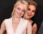 Jennifer Lawrence: photobombing a Emma Stone ai Governors Awards
