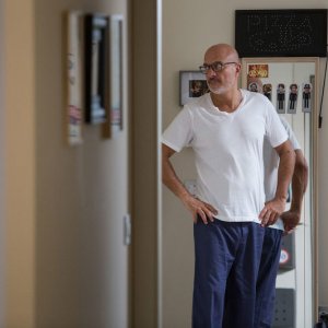 Gli sdraiati: Claudio Bisio in una scena del film