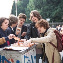 Gli sdraiati: Gaddo Bacchini in una scena di gruppo del film
