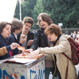 Gli sdraiati: Gaddo Bacchini in una scena di gruppo del film