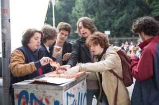 Gli sdraiati: Gaddo Bacchini in una scena di gruppo del film