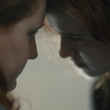 My Skinny Sister: Amy Diamond e Rebecka Josephson in una scena del film