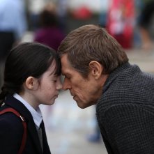 My Seven Sisters: Lara Decaro e Willem Dafoe in una scena del film