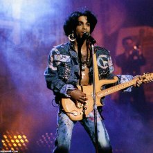 Prince - Sign o' the Times: il musicista statunitense sul palco in un'immagine tratta dal documentario