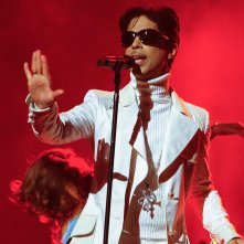 Prince - Sign o' the Times: il musicista statunitense canta sul palco in un'immagine del documentario