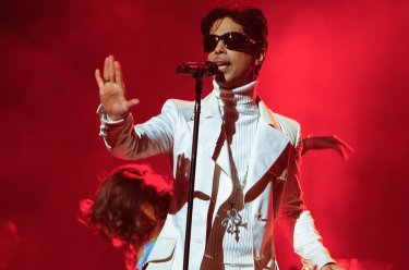 Prince - Sign o' the Times: il musicista statunitense canta sul palco in un'immagine del documentario