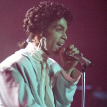 Prince - Sign o' the Times: l'artista statunitense canta sul palco in un momento del documentario