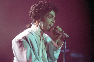 Prince - Sign o' the Times: l'artista statunitense canta sul palco in un momento del documentario