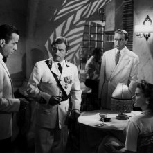 Casablanca: Humphrey Bogart e Ingrid Bergman in una scena di gruppo del film
