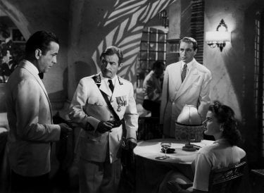 Casablanca: Humphrey Bogart e Ingrid Bergman in una scena di gruppo del film