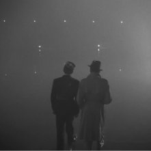 Casablanca: Humphrey Bogart e Claude Rains di spalle in una scena del film