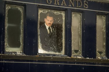 Assassinio sull'Orient Express: Johnny Depp in una scena del film